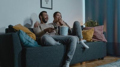 Una pareja se lo pasa bien viendo la tele
