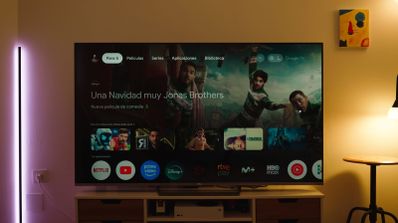 Una Smart TV con una película de Disney+