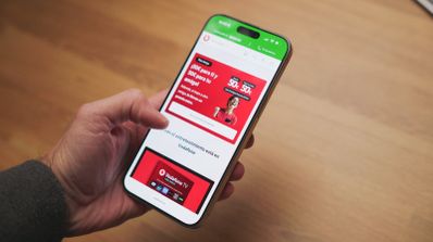 Sujetando un móvil mientras navega por Vodafone