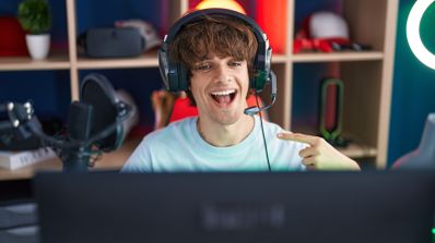 Un usuario de ordenador jugando a videojuegos