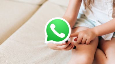 Imagen de un niño chateando por WhatsApp con un móvil