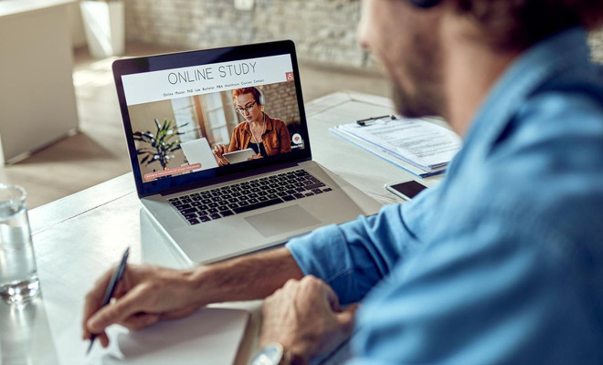 hombre estudiando online curso gratis