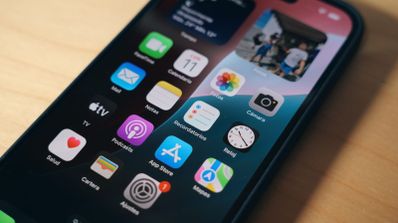 Pantalla de inicio de un iPhone mostrando varias filas de iconos de aplicaciones comunes