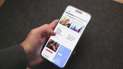 Una persona con un smartphone de Movistar