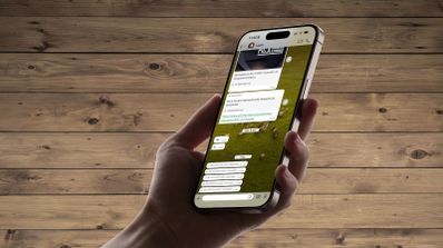 Smartphone Android mostrando una notificación de WhatsApp con el texto 'Este mensaje fue eliminado' y de fondo la pantalla de ajustes del historial de notificaciones activado