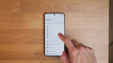 Imagen de una persona usando un smartphone