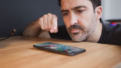 Imagen de una persona mirando el smartphone