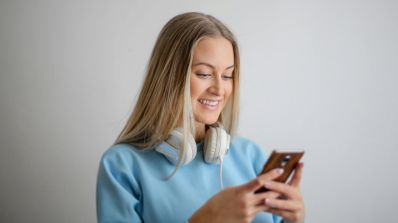 Una chica feliz mirando su móvil