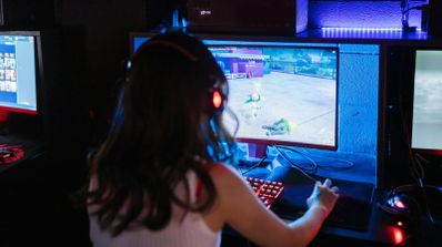 Una chica jugando en el ordenador