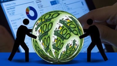 Hombrecitos empujando dinero con euros