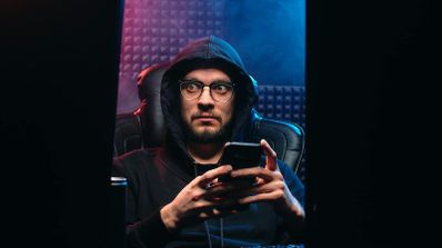 Un hacker con el móvil en la mano