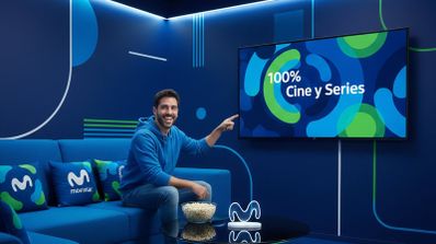 Hombre contento con su tele de Movistar