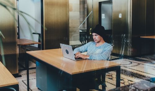 Usuario trabajando en la oficina con un portátil