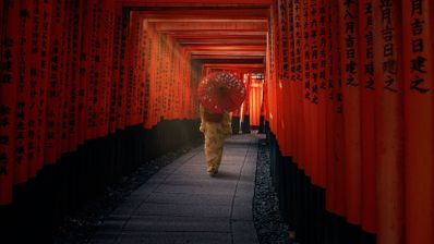 Una mujer japonesa caminando