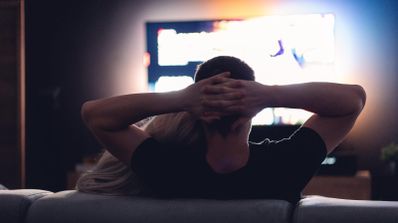 Una pareja viendo la tele