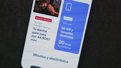 Imagen de un smartphone con la web de Movistar