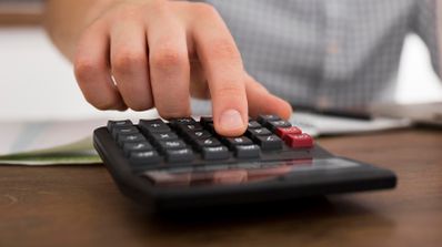 hombre usando calculadora