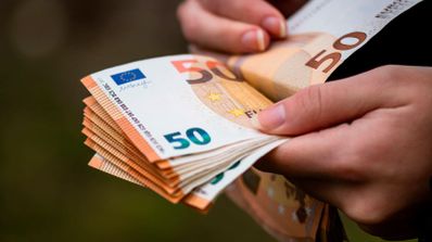 contando billetes de 50 euros