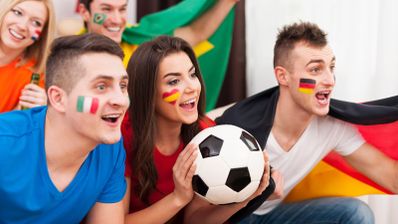 viendo partido de fútbol