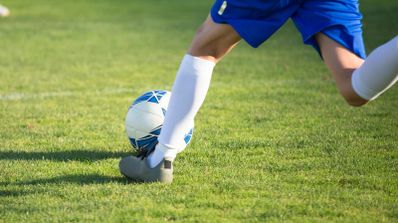 jugando al fútbol