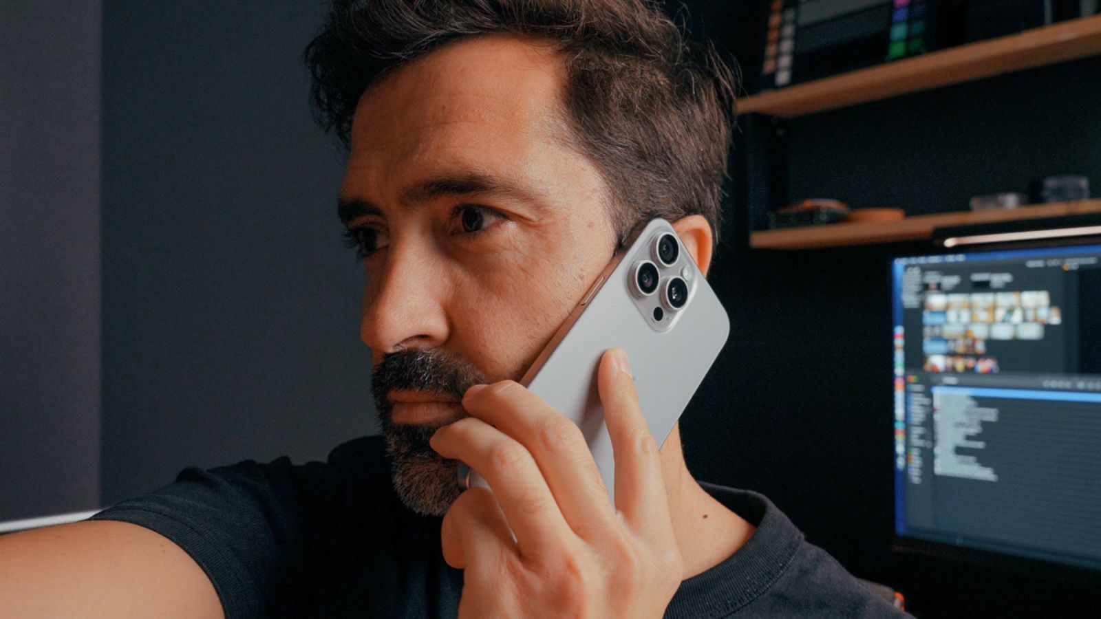 Imagen de una persona hablando por teléfono
