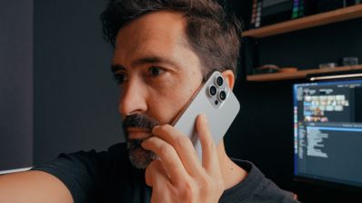 Imagen de una persona hablando por teléfono
