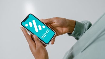 persona sujetando móvil con Bizum