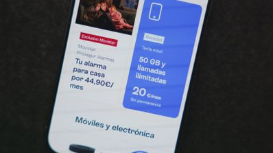 Imagen de un smartphone con la web de Movistar