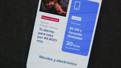 Imagen de un smartphone con la web de Movistar