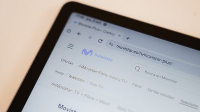 Imagen de una tablet con la web de Movistar