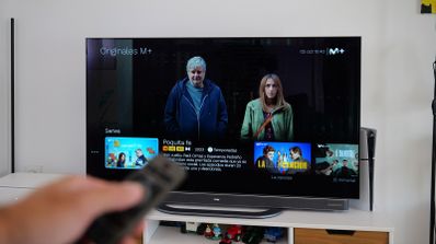 mando de TV controlando Movistar Plus+