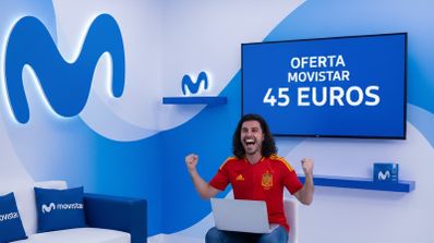 Un hombre con la camiseta de España y oferta de Movistar