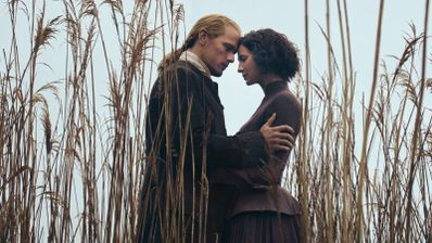 Imagen de los dos personajes principales de la serie Outlander