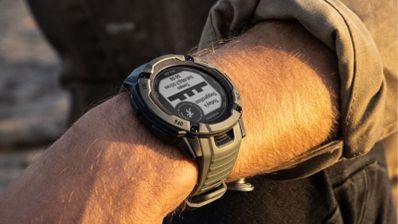 Imagen de una persona con el Garmin Instinct 2X Solar