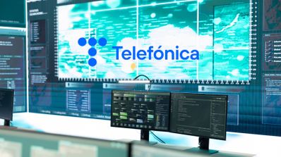 Imagen de un ordenador con el logo de Telefónica