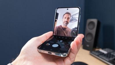 persona utilizando cámara delantera Samsung Galaxy Z Flip5 para sacerse una selfie