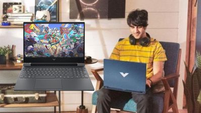 usuario jugando con portátil HP Victus 15-fa2012ns