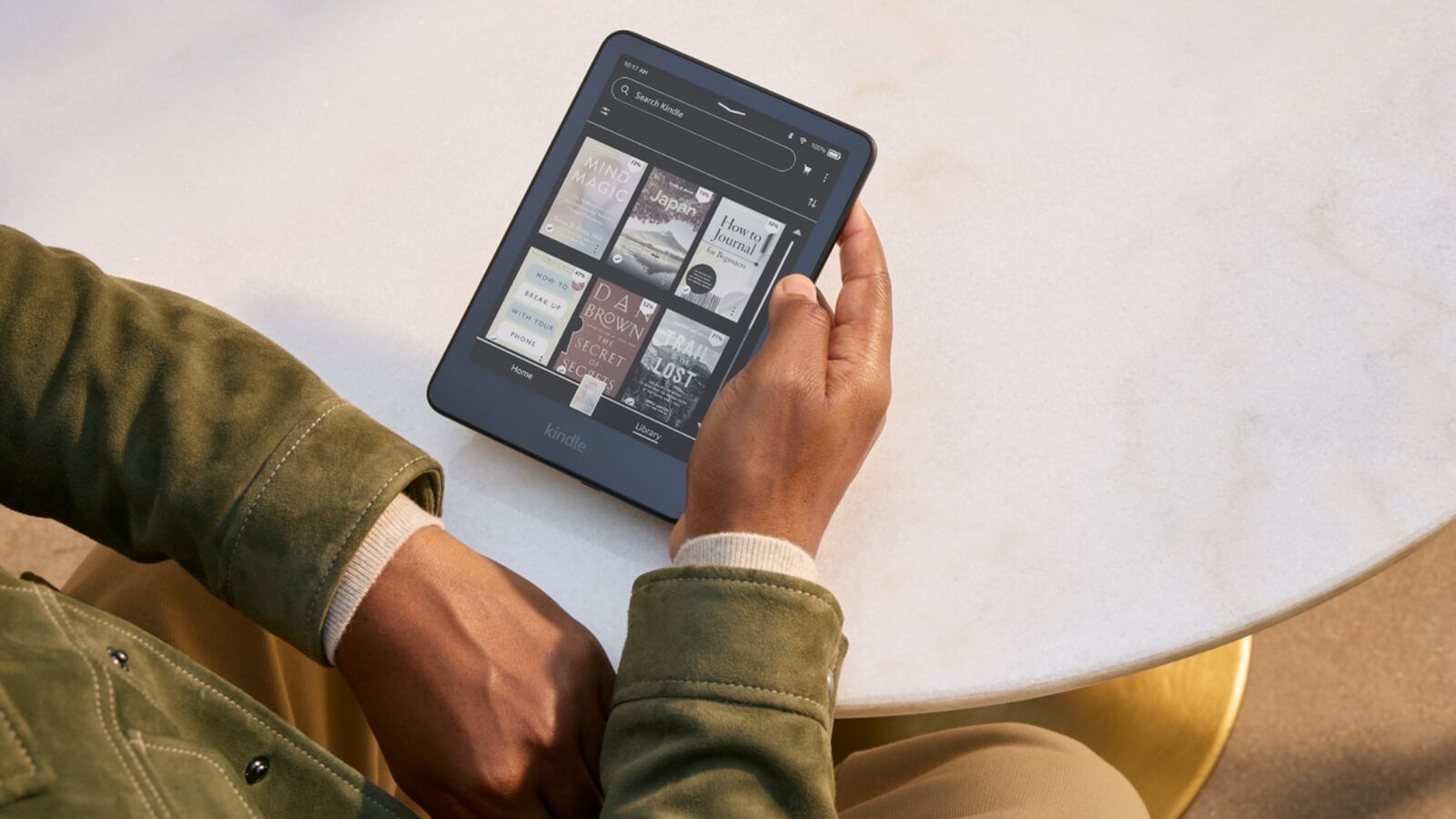 Sujetando el Kindle Colorsoft con el modo oscuro