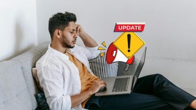 Un chico preocupado con las actualizaciones de Windows 11