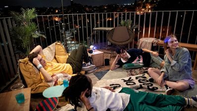 Usando el Samsung The Freestyle 2nd Gen en la terraza