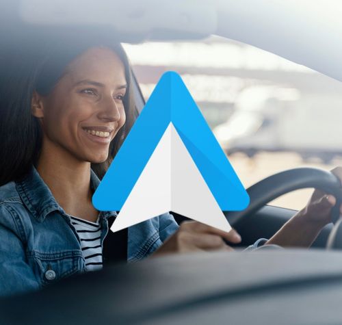 Imagen de una persona conduciendo con Android Auto