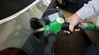 repostando gasolina en un coche