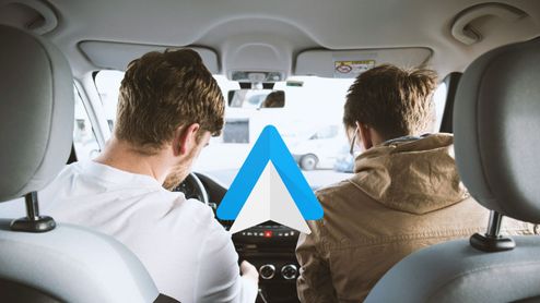 Dos personas conduciendo un coche
