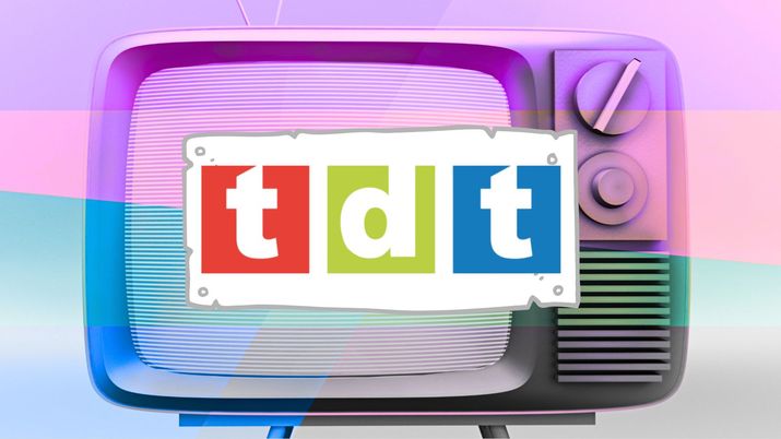Televisor antiguo conectado a receptor externo TDT 4K mediante cable HDMI en salón de hogar