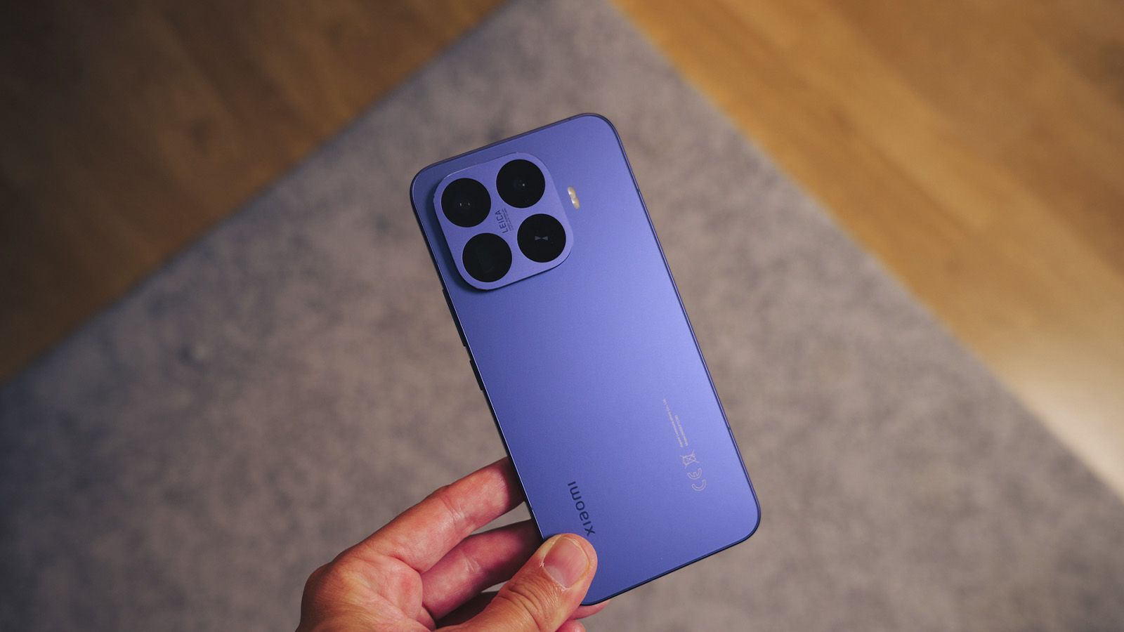 Mano sujetando el móvil Xiaomi 17T Pro