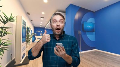 Un hombre contento en una tienda de Digi
