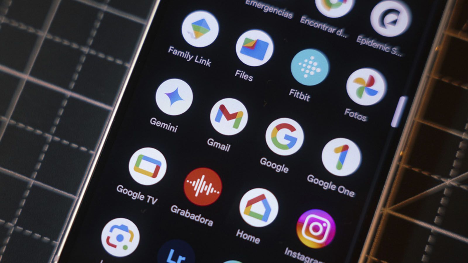 Primer plano de la pantalla de un teléfono móvil Android con diversos iconos de aplicaciones de Google.