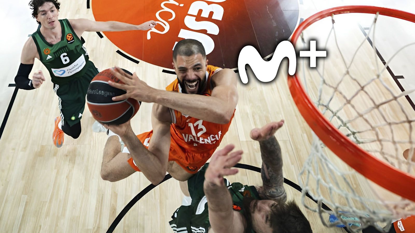 Jugador del Valencia Basket entra a canasta frente a defensores del Panathinaikos durante un partido de la Euroliga.