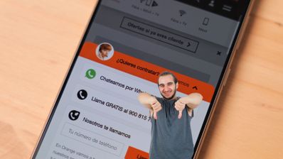 Pantalla de un smartphone mostrando opciones de contacto de atención al cliente de un operador con la imagen superpuesta de un hombre haciendo el gesto de pulgares hacia abajo.