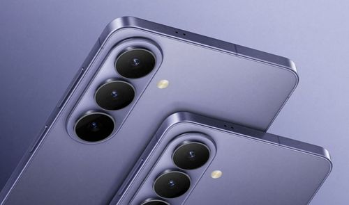 Detalle de los módulos de cámara trasera de dos smartphones de color violeta con tres lentes circulares dispuestas verticalmente.